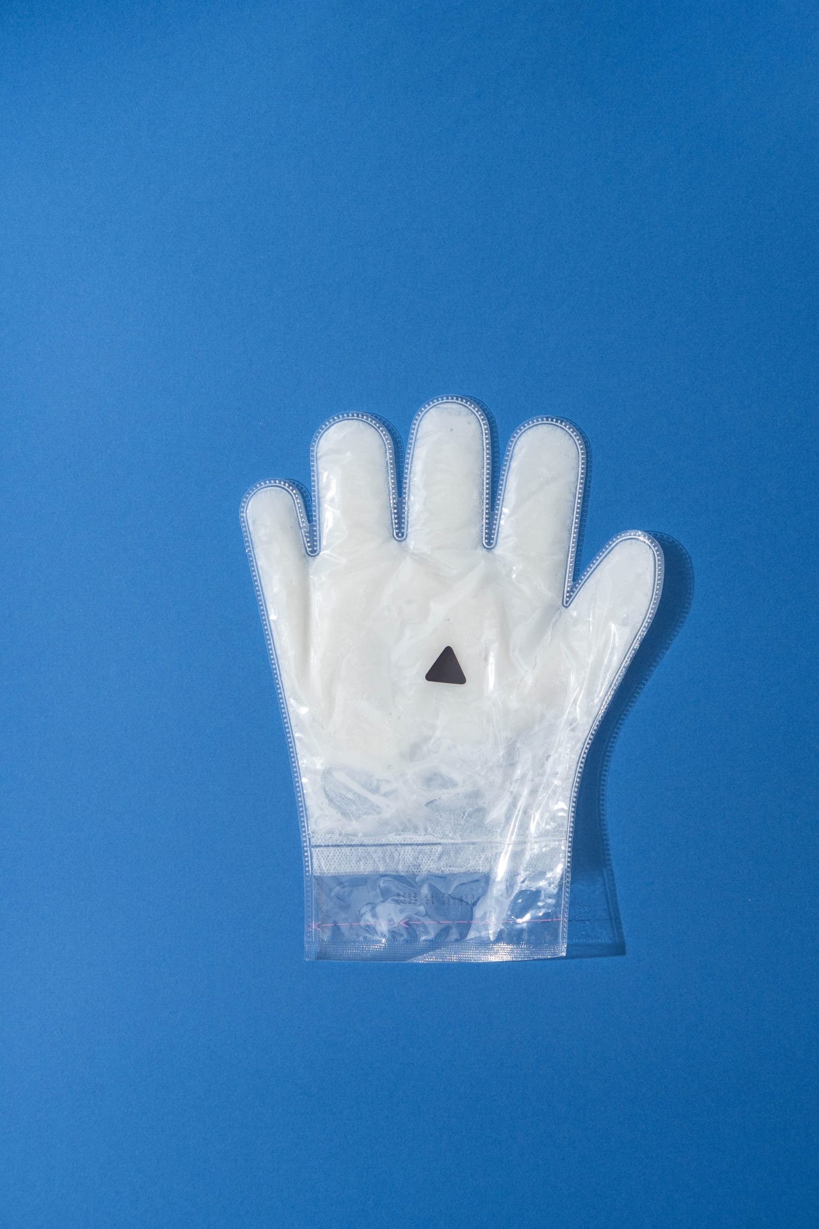 A single glove-shaped paraffin beauty wax hand mask in its sealed pack